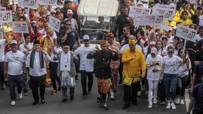 Pasangan Capres-Cawapres nomor urut 1 Joko Widodo-Maaruf Amin berjalan bersama pada acara Deklarasi Kampanye Damai dan Berintegritas di kawasan Monas, Jakarta