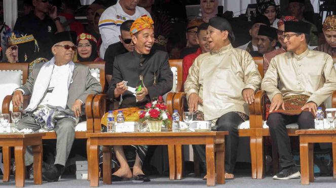 Pasangan Capres-Cawapres nomor urut 1 Joko Widodo-Maaruf Amin (kiri) dan Capres-Cawapres nomor urut 2 Prabowo Subianto - Sandiaga Uno berbincang saat menghadiri Deklarasi Kampanye Damai dan Berintegritas di kawasan Monas, Jakarta