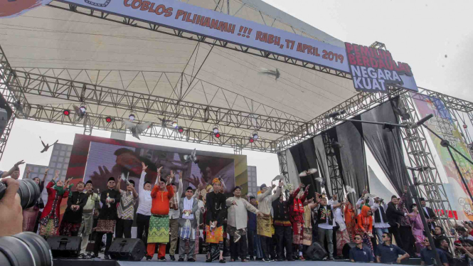 Pasangan Capres-Cawapres nomor urut 01 Joko Widodo-Maaruf Amin dan nomor urut 02 Prabowo Subianto-Sandiaga Uno beserta sejumlah pejabat KPU, Bawaslu dan DPR melepas merpati secara bersama-sama saat acara Deklarasi Kampanye Damai dan Berintegritas di kawas