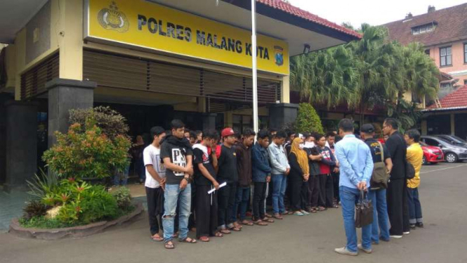 Polisi menangkap 43 orang pendekar silat perguruaan PSHT gara-gara menganiaya pengguna jalan saat mereka berkonvoi di Kota Malang, Jawa Timur, pada Sabtu malam, 22 September 2018.