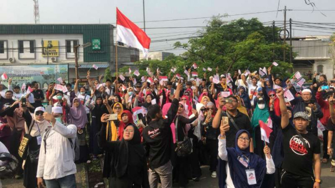 Ratusan warga simpatisan gerakan politik bertanda pagar #2019GantiPresiden berorasi di kawasan Jalan Raya Ciater, Ruko Nusa Loka, Rawa Mekar Jaya, Serpong, Tangerang, Banten, pada Minggu, 23 September 2018.