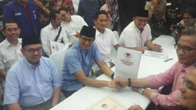 Calon wakil presiden Sandiaga Salahuddin Uno melaporkan dana kampanyenya kepada KPU di Jakarta pada Minggu, 23 September 2018.