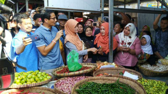 Calon wakil presiden Sandiaga Salahudin Uno mengisi hari kedua kampanye pemilu presiden di Kota Semarang, Jawa Tengah, pada Senin, 24 September 2018.