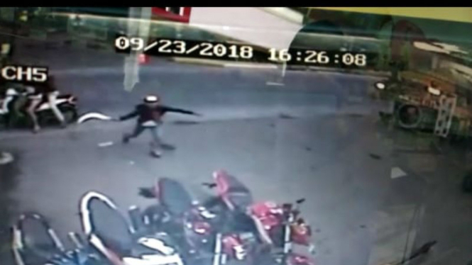 Rekaman CCTV aksi brutal geng motor di Depok