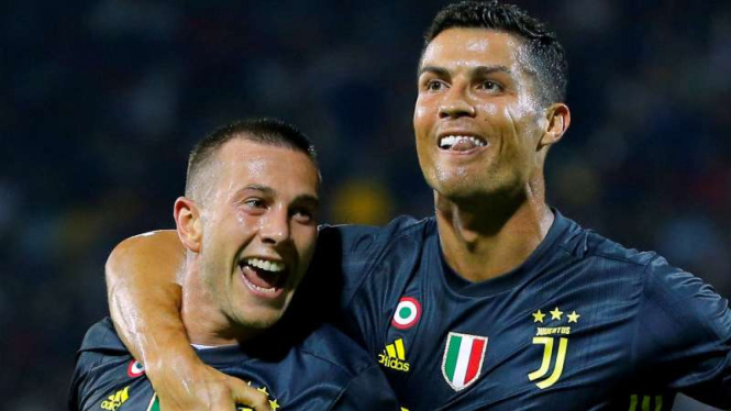 Megabintang Juventus, Cristiano Ronaldo (kanan).