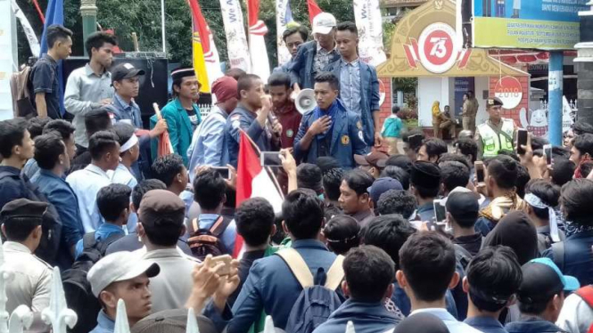 Demo mahasiswa di depan gedung DPRD NTB ricuh, Senin, 24 September 2018.