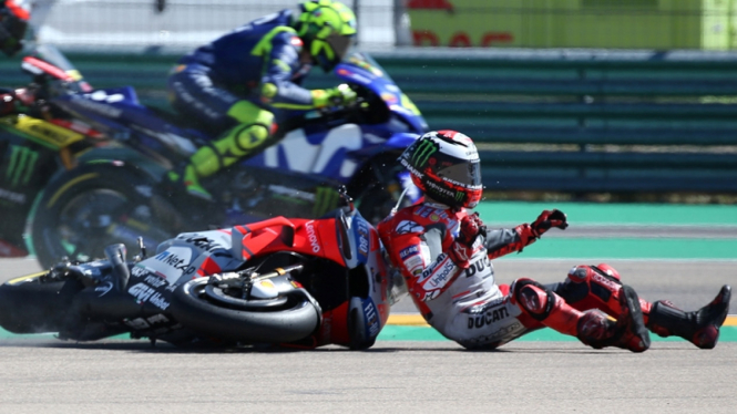Pembalap Ducati, Jorge Lorenzo terjatuh saat balapan di MotoGP Aragon