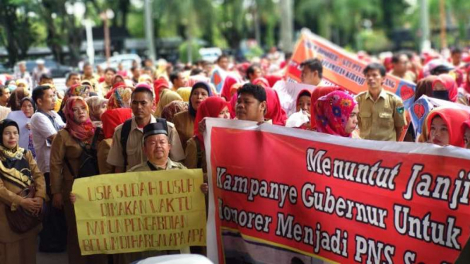 Ribuan tenaga honorer dari berbagai instansi mendatangi kantor Gubernur Sumatera Barat di Padang pada Senin, 24 September 2018.