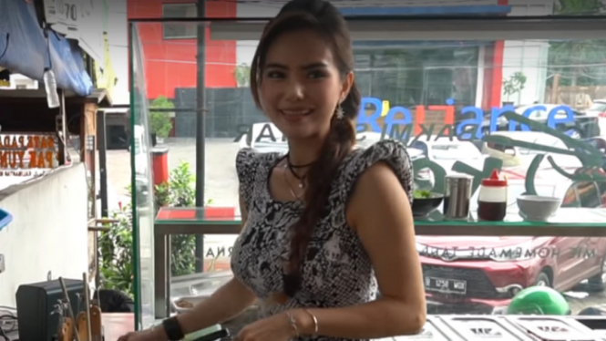 Lina, pemilik Bakmi Kofei Pluit di Jakarta Utara.