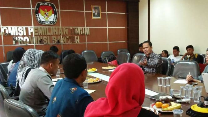 Para penyandang disabilitas atau kaum difabel di Banten yang tergabung dalam Perkumpulan Sahabat Difabel (Persada) mendatangi kantor KPU setempat pada Senin, 24 September 2018.