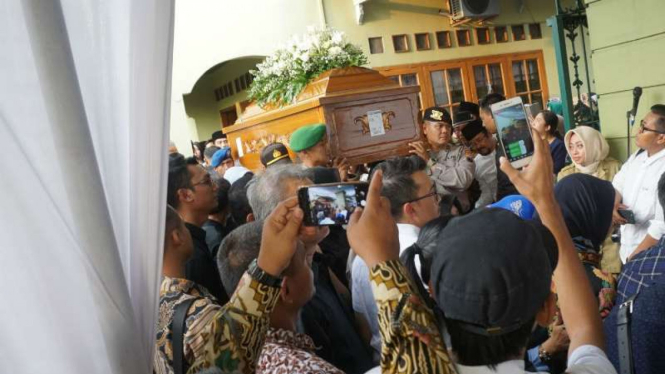 Presiden Joko Widodo menghadiri pelepasan jenazah adik iparnya, Hari Mulyono, ke permakaman di Solo, Jawa Tengah, pada Senin, 24 September 2018.