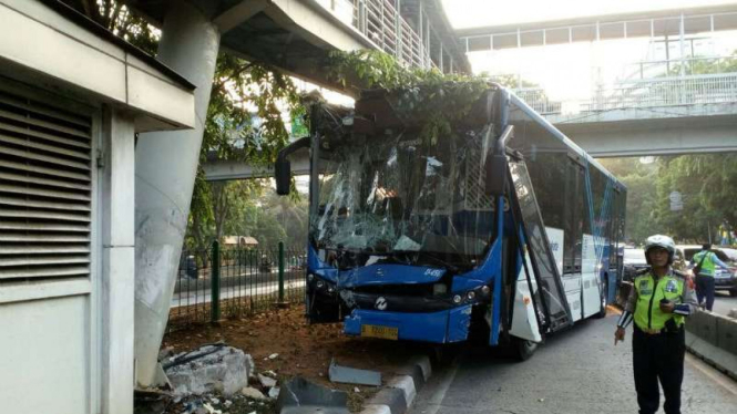 Bus Transjakarta menabrak separator busway di Jalan Kyai Tapa, Jakarta