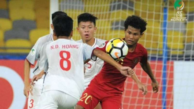 Timnas Indonesia U-16 saat menghadapi Vietnam.