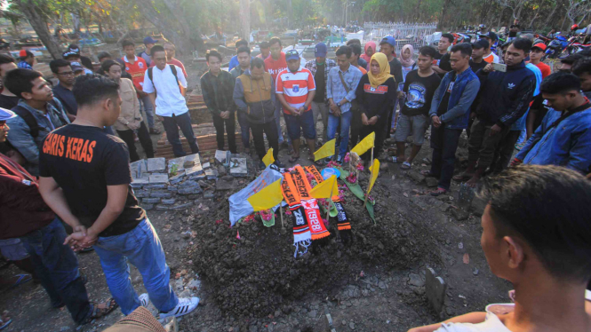 Sejumlah pendukung klub sepak bola Persija melakukan ziarah ke makam Haringga Sirila di Indramayu, Jawa Barat