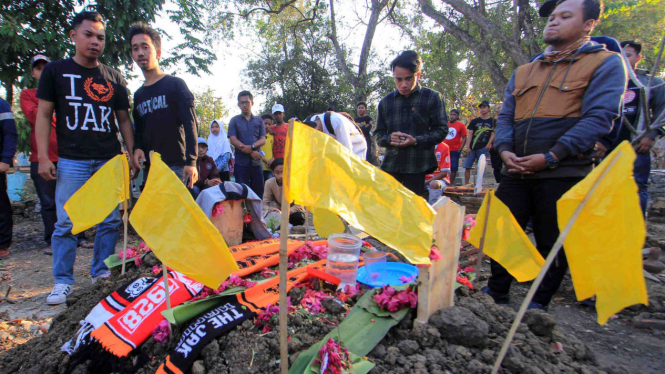 Sejumlah pendukung klub sepak bola Persija melakukan ziarah ke makam Haringga Sirila di Indramayu, Jawa Barat