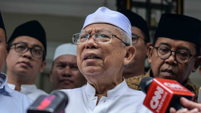 Calon Wakil Presiden nomor urut 01 Ma'ruf Amin (tengah) memberikan keterangan pers usai melakukan pertemuan tertutup dengan habib muda di kediamanya, di kawasan Menteng, Jakarta