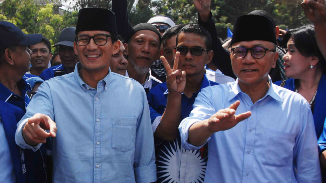 Calon Wakil Presiden nomor urut 02 Sandiaga Salahuddin Uno (tengah) bersama Ketua Umum Partai Amanat Nasional (PAN) Zulkifli Hasan (kanan) menyapa pendukungnya saat berkunjung ke Temanggung, Jawa Tengah