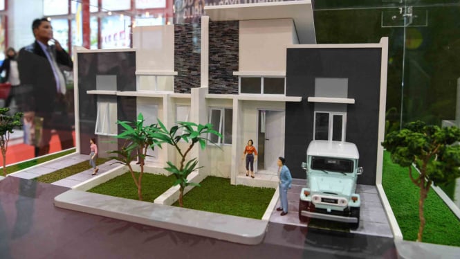 Pengunjung melihat maket rumah di pameran properti di Jakarta