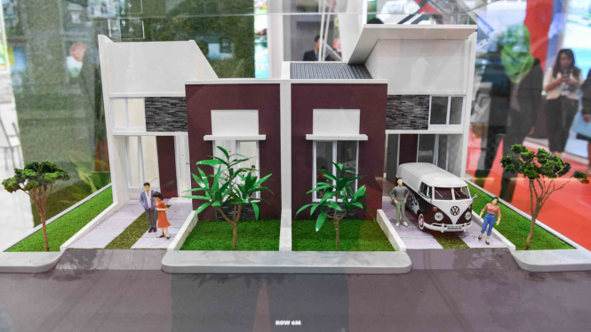 Maket rumah dipamerkan saat pameran properti di Jakarta