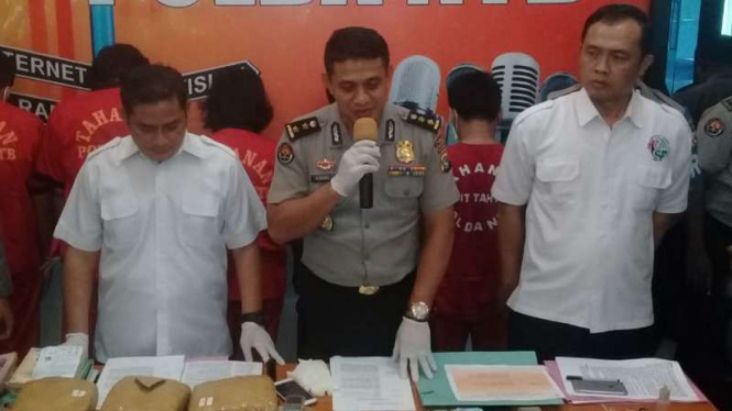Polisi memperlihatkan para tersangka pengedar sabu-sabu dan barang bukti yang disita di Markas Polda Nusa Tenggara Barat di Mataram pada Selasa, 25 September 2018.