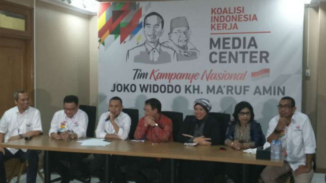 Tim Kampanye Nasional Joko Widodo-Ma'ruf Amin dalam konferensi pers di Posko Cemara di Jakarta pada Selasa, 25 September 2018.