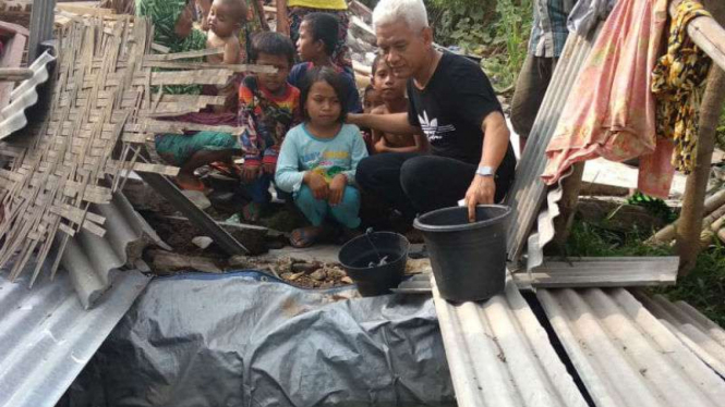 Pengungsi korban gempa di Lombok menampung air got untuk dikonsumsi sehari-hari.