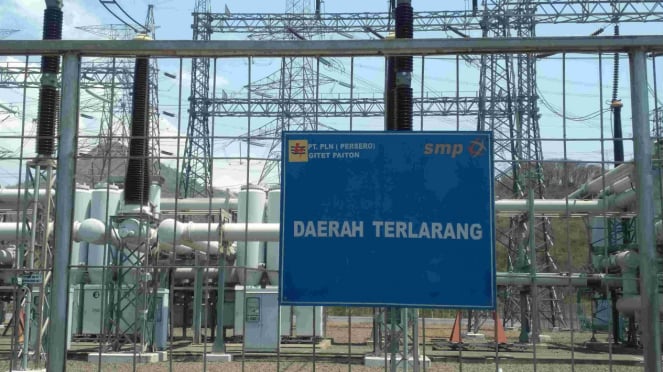 Penampakan unit-unit pembangkit energi listrik di PLTU Paiton, Probolinggo.