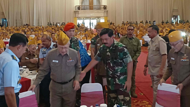 Panglima TNI Marsekal Hadi Tjahjanto silaturahmi dengan pejuang veteran