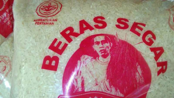 Beras Segar Kementerian Pertanian dengan gambar pria mirip Jokowi