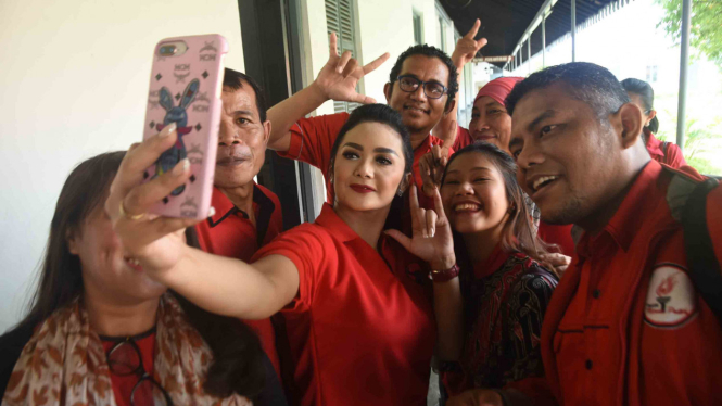 Artis Krisdayanti (tengah) yang juga Caleg PDI Perjuangan untuk DPR RI dapil Malang Raya berfoto bersama para caleg lainnya saat mengunjungi Museum Kebangkitan Nasional di Jakarta