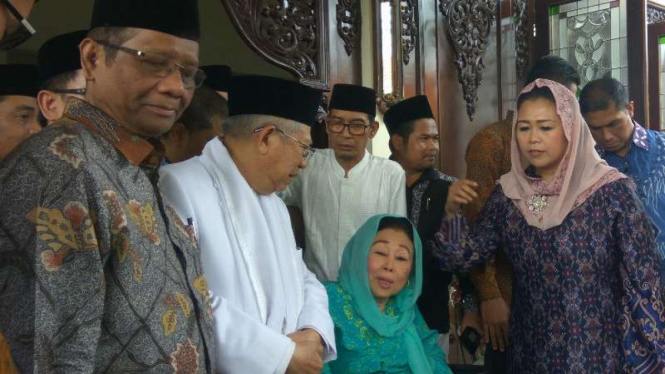 Istri mendiang mantan presiden Abdurahman Wahid alias Gus Dur, Sinta Nuriyah, menerima calon wakil presiden Ma'ruf Amin di kediamannya di Ciganjur, Jakarta, pada Rabu, 26 September 2018.