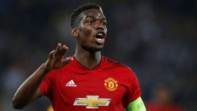 Gelandang Manchester United, Paul Pogba, saat dipercaya menjadi kapten tim