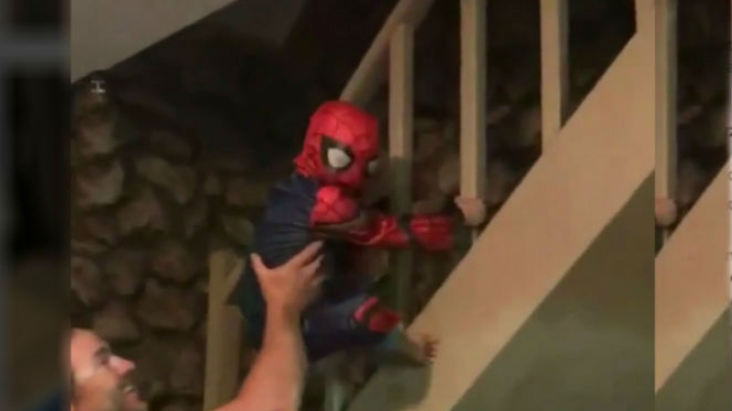 Bocah gunakan kostum Spider-Man.