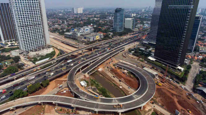Suasana proyek pembangunan simpang susun Tol Depok-Antasari (Desari) seksi 1 di Jakarta Selatan.