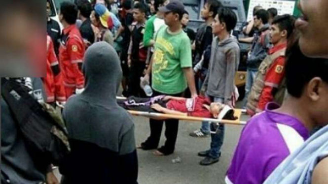 Suporter Persita yang terluka akibat bentrokan lawan oknum TNI.