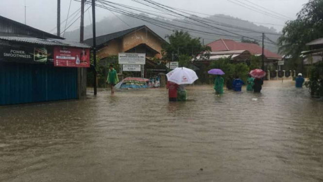 Sejumlah lokasi di kota Padang, Sumatera Barat, kebanjiran akibat curah hujan tinggi pada Rabu sore, 26 September 2018.