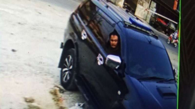 Tampilan gambar video rekaman CCTV seorang pengemudi mobil Pajero sesaat setelah mencuri kotak amal di sebuah warung makan di Tangerang, Banten.