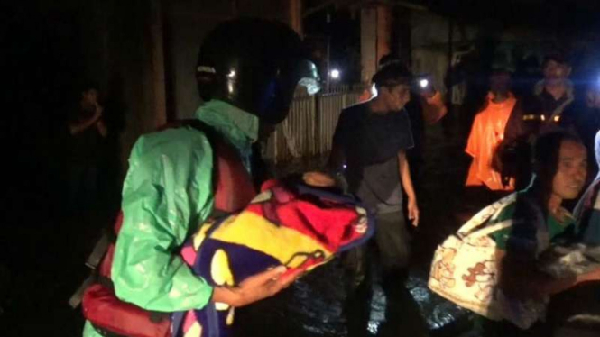 Penyelamatan bayi dan nenek korban banjir di Padang