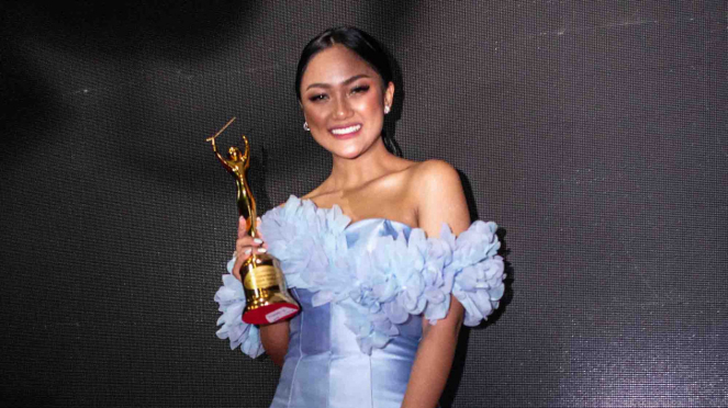 Penyanyi Marion Jola berpose memegang piala penghargaan pada Malam Anugerah Musik Indonesia (AMI) 2018 di Jakarta
