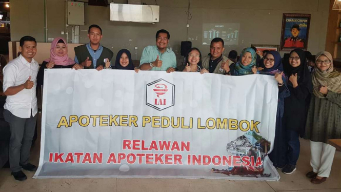 Para relawan dari  Ikatan Apoteker Indonesia (IAI)