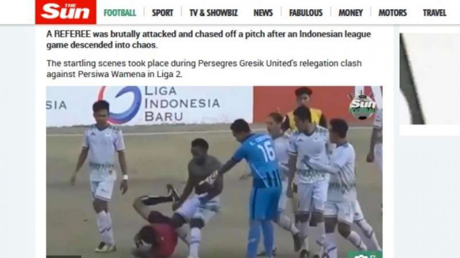 Halaman situs The Sun mengulas insiden pemulukan wasit Liga 2 Indonesia