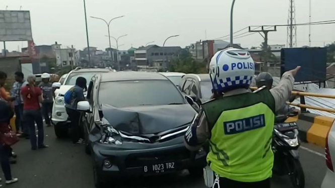 Tabrakan beruntun terjadi di fly over Jalan Arif Rahman Hakim, Depok, Jawa Barat