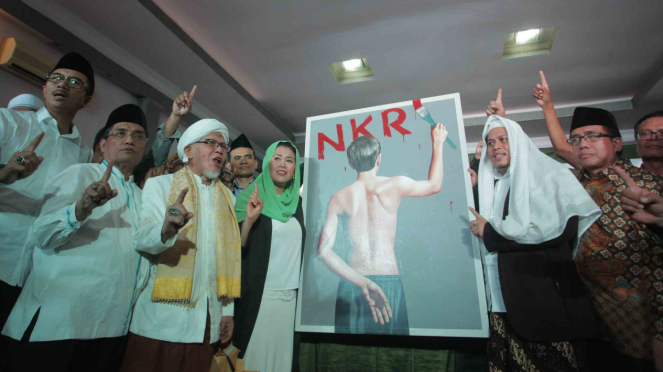Putri almarhum Gus Dur, Yenny Wahid (keempat kiri), berfoto bersama kyai, ulama dan habib yang tergabung dalam Konsorsium Kader Gus Dur usai pembacaan deklarasi dukungan pada Pilpres 2019 di Rumah Pergerakan Gus Dur, Jakarta