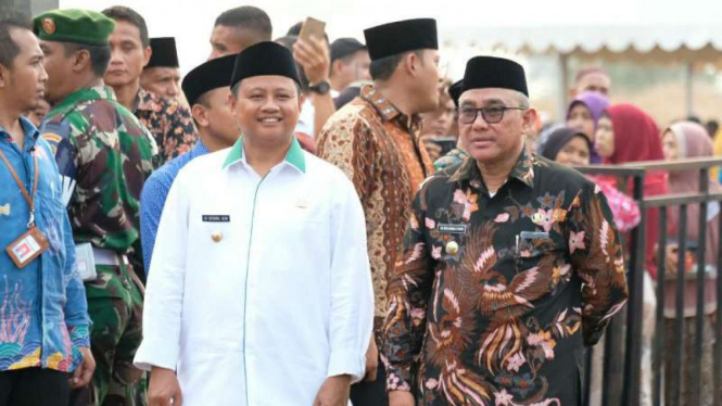 Wakil Gubernur Jawa Barat Uu Ruzhanul Ulum (kiri) saat menghadiri pembagian ribuan sertifikat tanah yang disaksikan langsung oleh Presiden Joko Widodo di Depok pada Kamis, 27 September 2018.