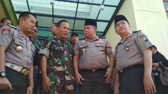 Wakapolda Jawa Timur (kanan ujung) Brigjen M. Iqbal melayat istri Kapolres Tulungagung.