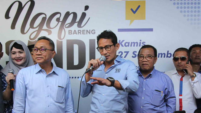 Calon wakil presiden nomor urut 2 Sandiaga Salahuddin Uno (tengah) bersama Ketua Umum PAN sekaligus Ketua MPR Zulkifli Hasan (kiri) berdialog bersama warga saat acara Ngopi Bareng Sandi di Surabaya, Jawa Timur