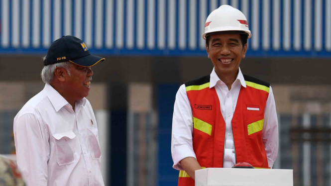 Presiden Joko Widodo (kanan) dan Menteri PUPR Basuki Hadimuljono (kiri) berbincang di sela-sela pengoperasian jalan Tol Depok-Antasari Seksi I di Jakarta