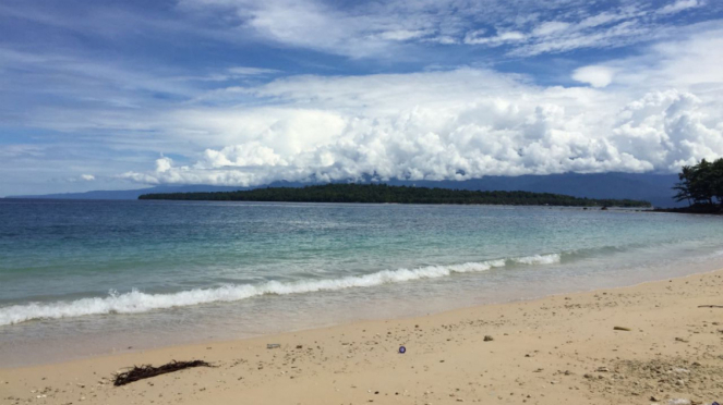 Pantai Pasir Putih, Manokwari, Papua Barat.