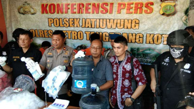Polisi memperlihatkan barang bukti kejahtan pemalsuan air mineral kemasan galon di kantor Polsek Jatiuwung, Tangerang, Banten, pada Jumat, 28 September 2018.