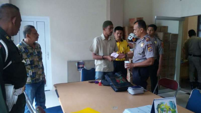Seorang warga ditangkap polisi setelah merusak fasilitas kantor Dinas Kependudukan dan Catatan Sipil Kabupaten Pidie, Aceh, pada Jumat, 27 September 2018.